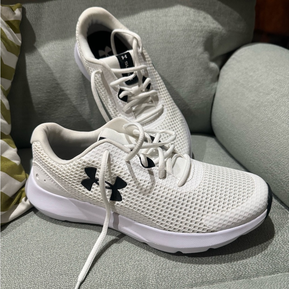 Under armor men’s shoes size 8 1/2 new out of Box never worn.
